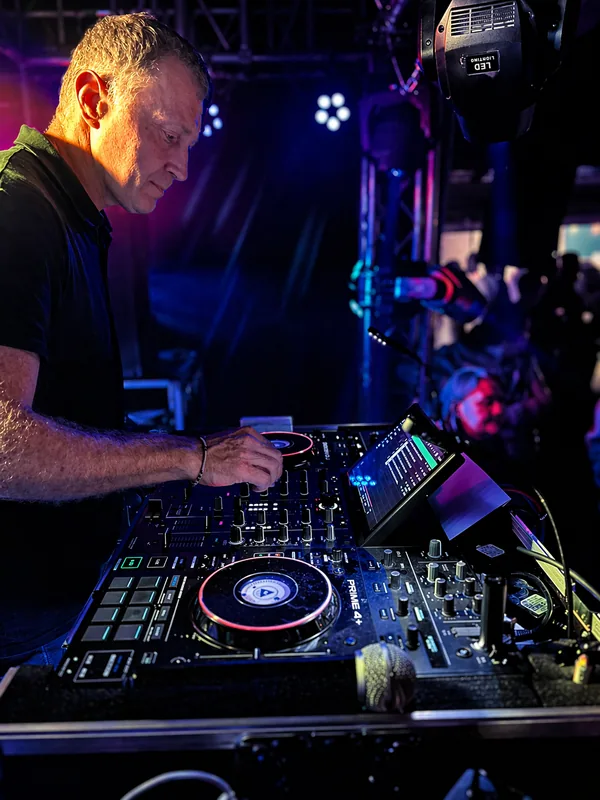 Julien &mdash; DJ Sono Star Night